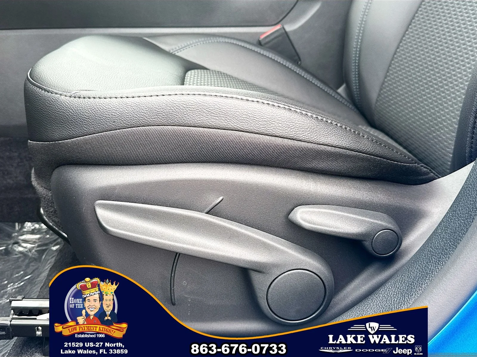 New 2026 Hydro Blue Pearl-Coat Exterior Paint Jeep Latitude image 17