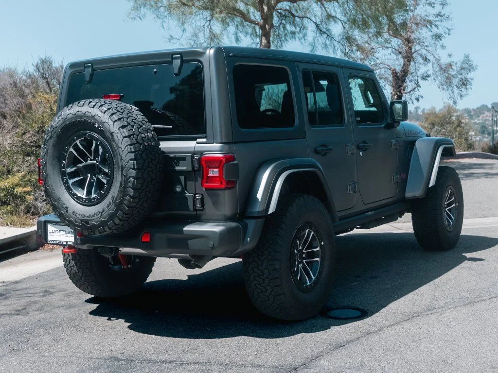 New 2026 Granite Crystal Metallic Clear-Coat Exterior Paint Jeep Rubicon X image 13