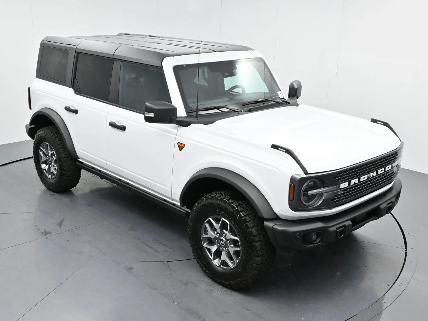 Used 2025 Oxford White Ford Badlands image 39