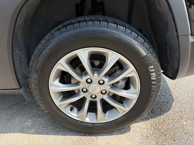 Used 2019 Black Jeep Latitude Plus image 31