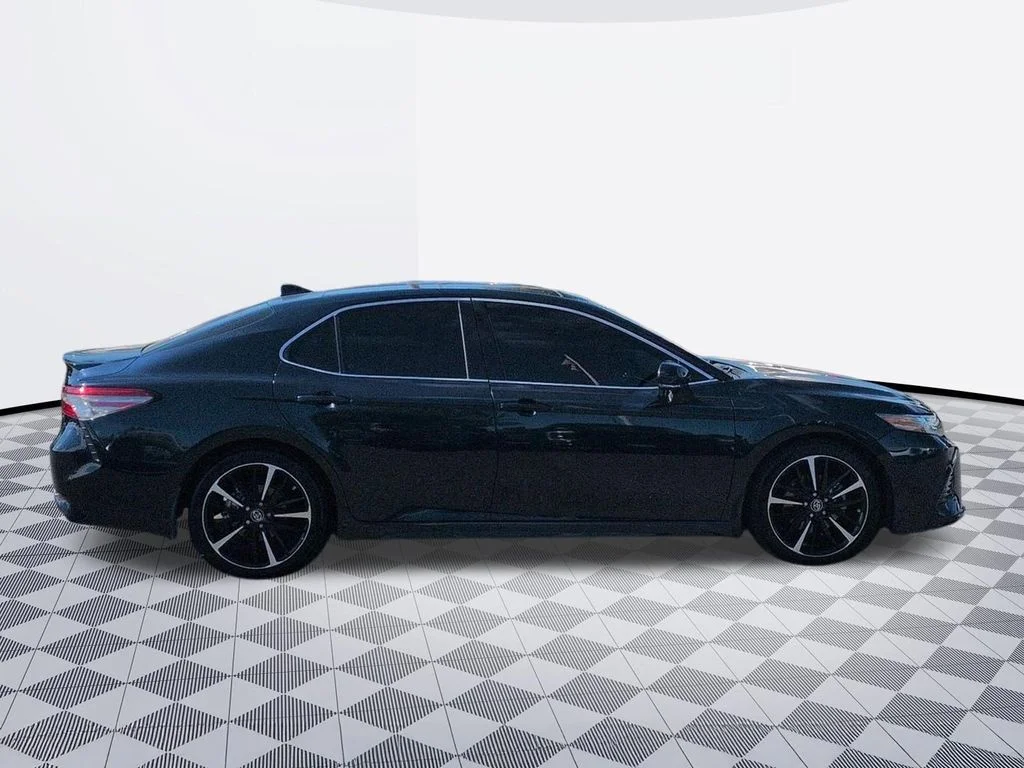 Used 2018 Aqua Toyota XSE V6 image 6