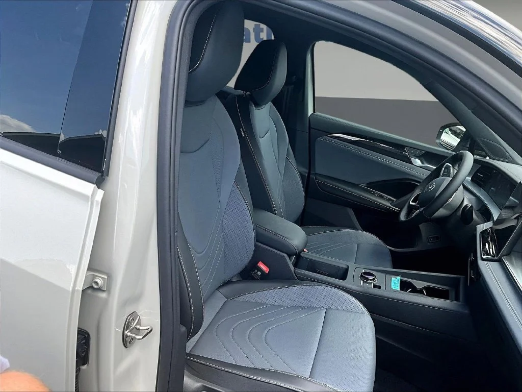 New 2026 Sandstone W/Deep Black Roof Volkswagen 2.0T SE R-Line Black image 14