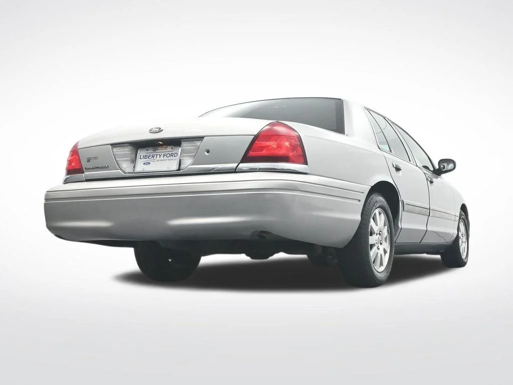 Used 2006 Silver Ford LX image 36