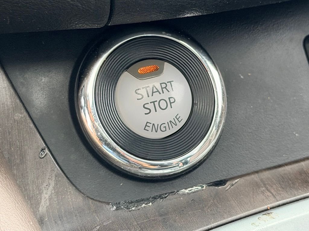 Used 2019 White Nissan Platinum image 29