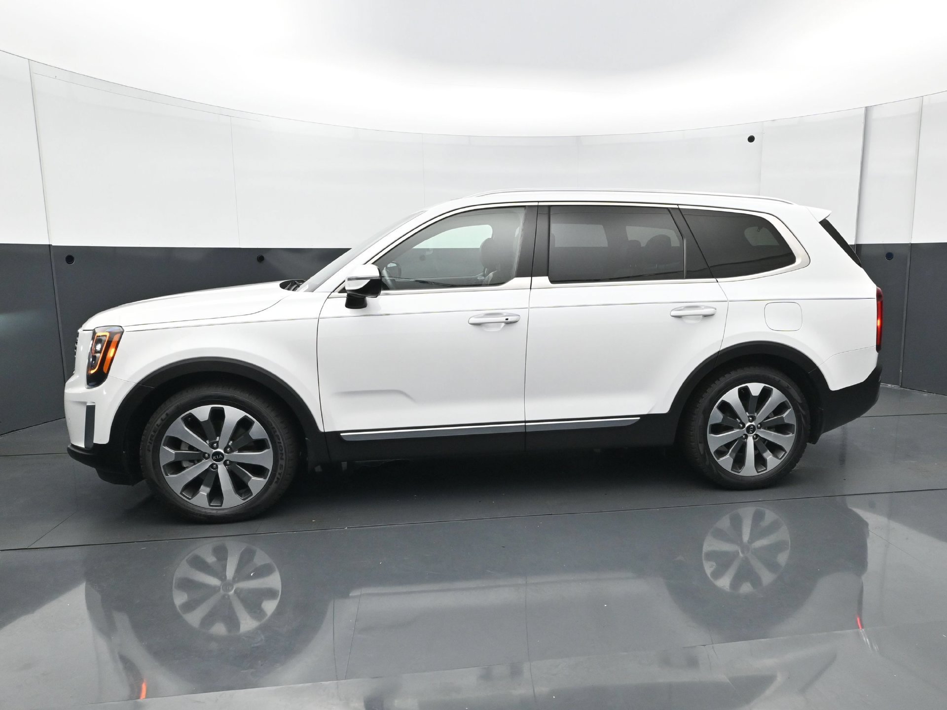 Used 2020 Snow White Pearl Kia SX AWD image 3