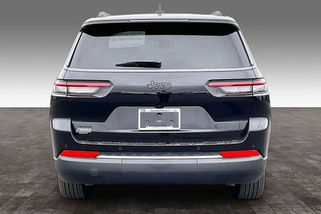 New 2026 Diamond Black Crystal Pearl-Coat Exterior Paint Jeep Laredo image 4