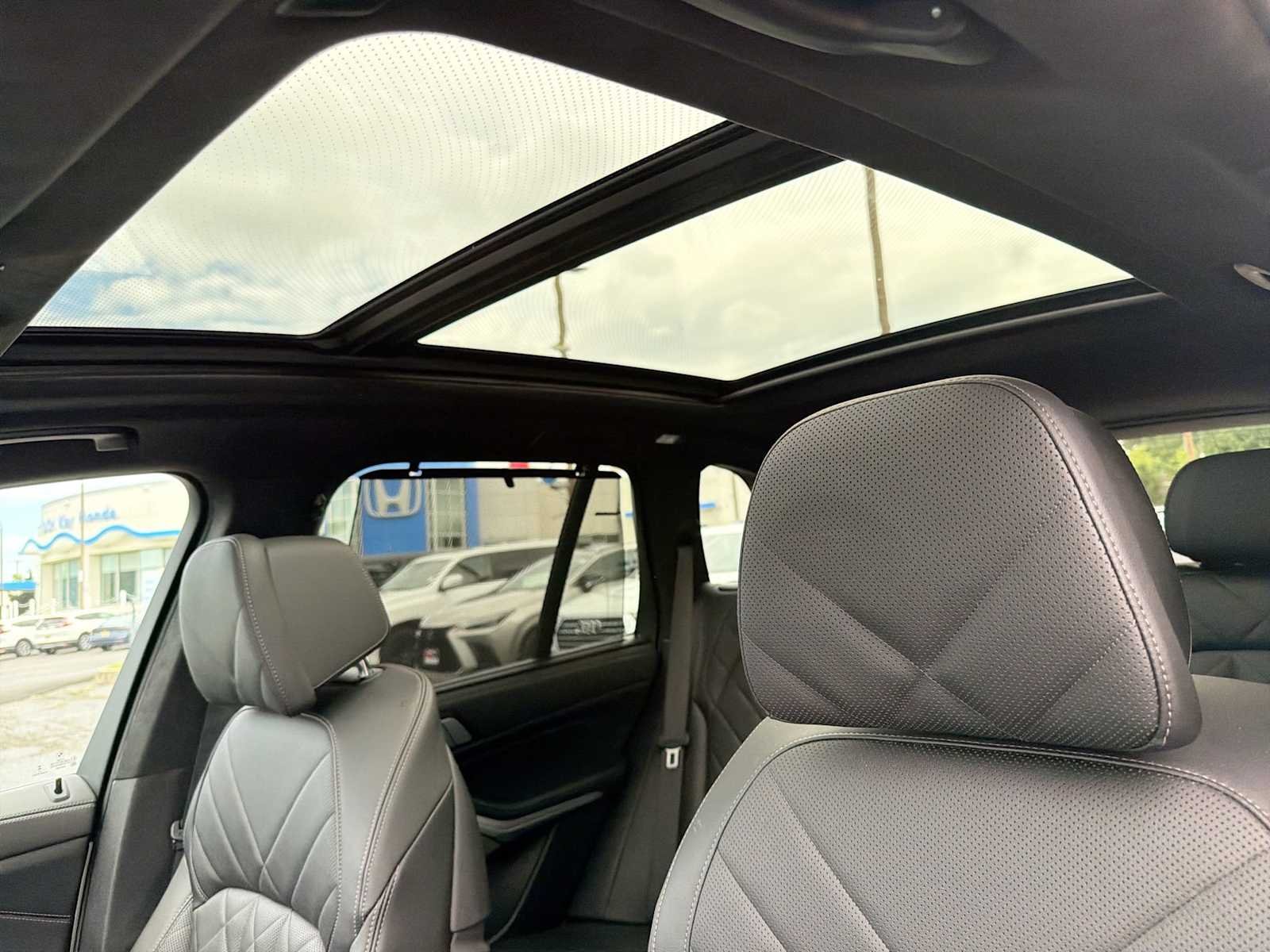 Used 2024 Alpine White BMW xDrive40i image 23