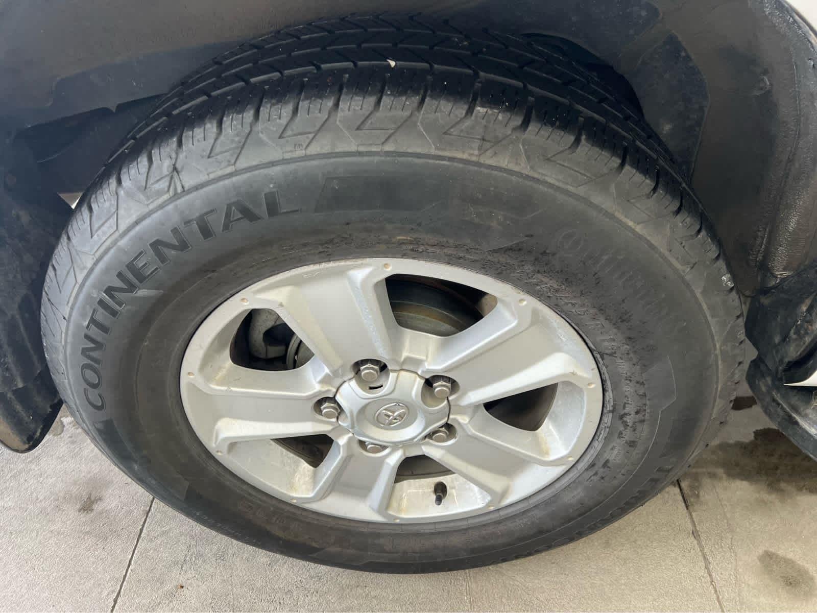 Used 2018 Super White Toyota SR5 image 9