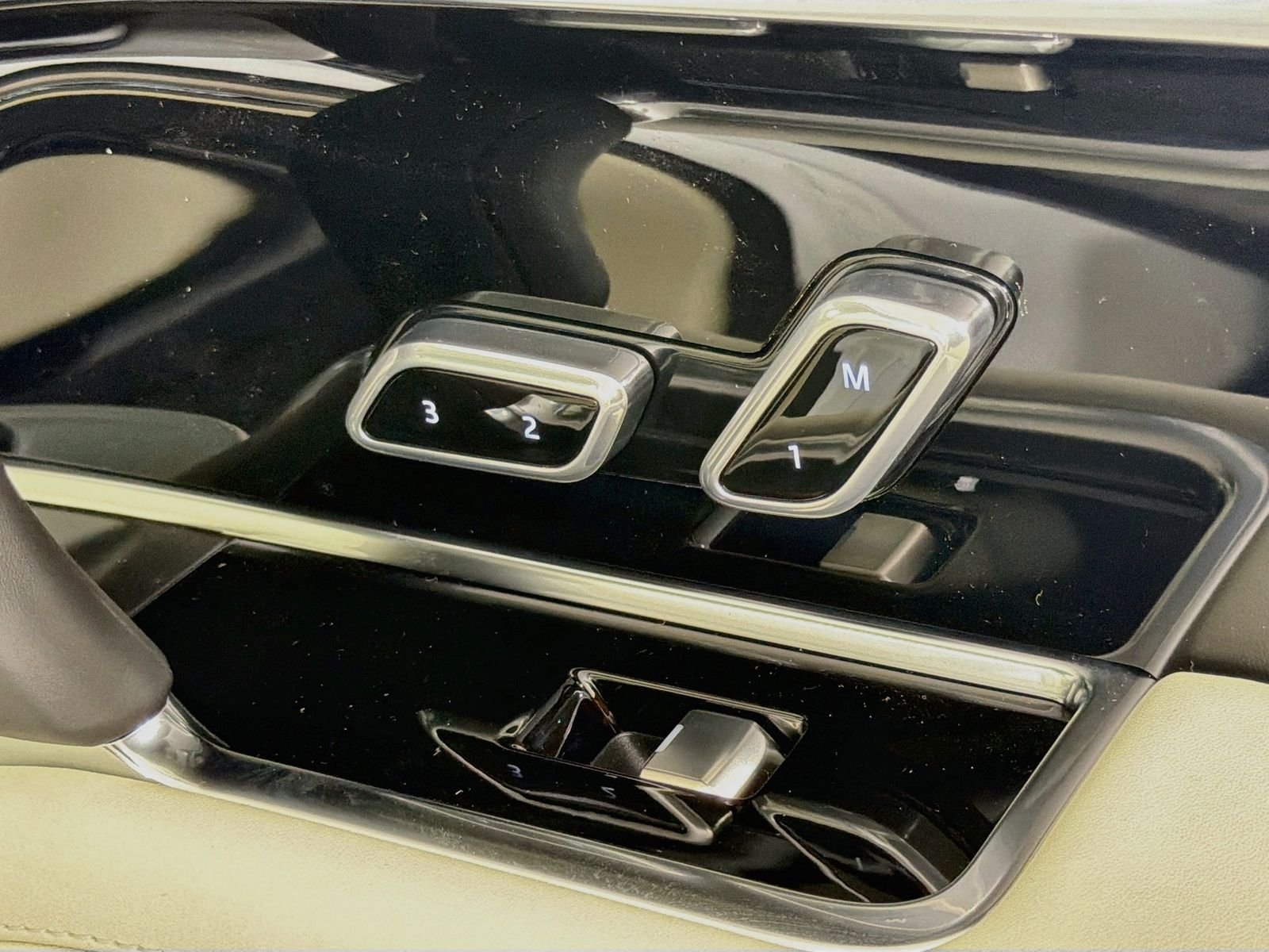 New 2026 Fuji White Land Rover SE image 33