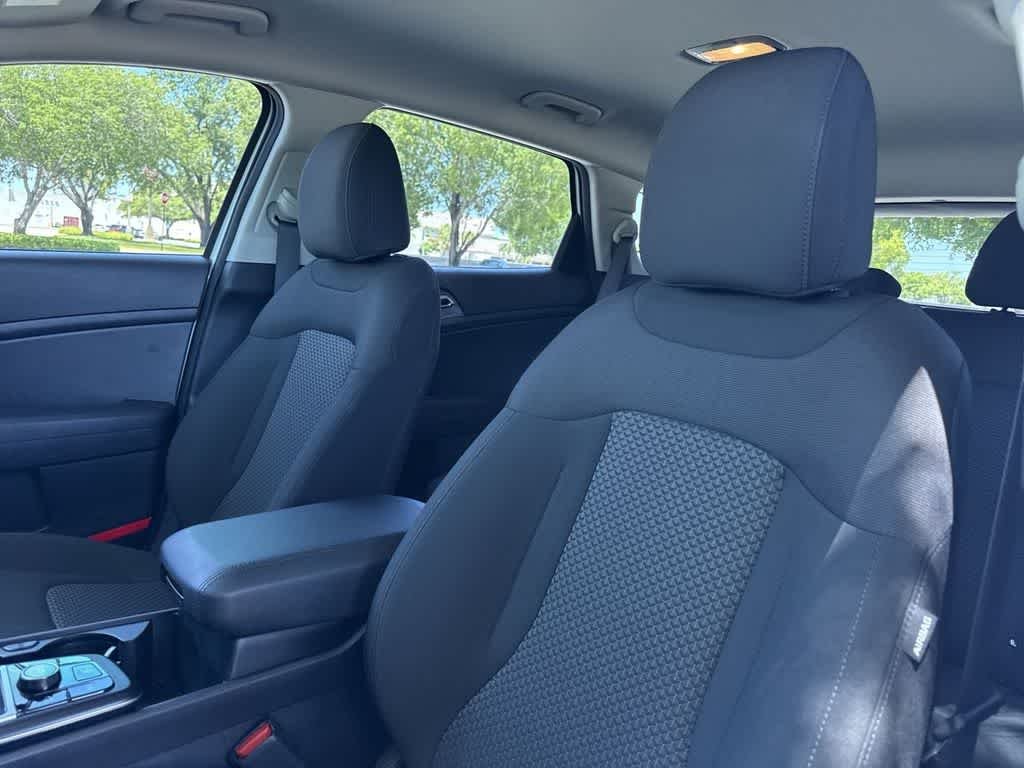 Used 2024 Snow White Pearl Kia LX image 14