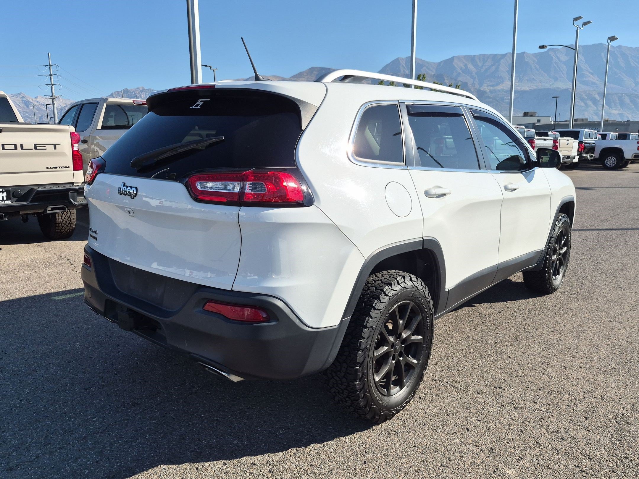 Used 2015 Bright White Clearcoat Jeep Latitude image 3