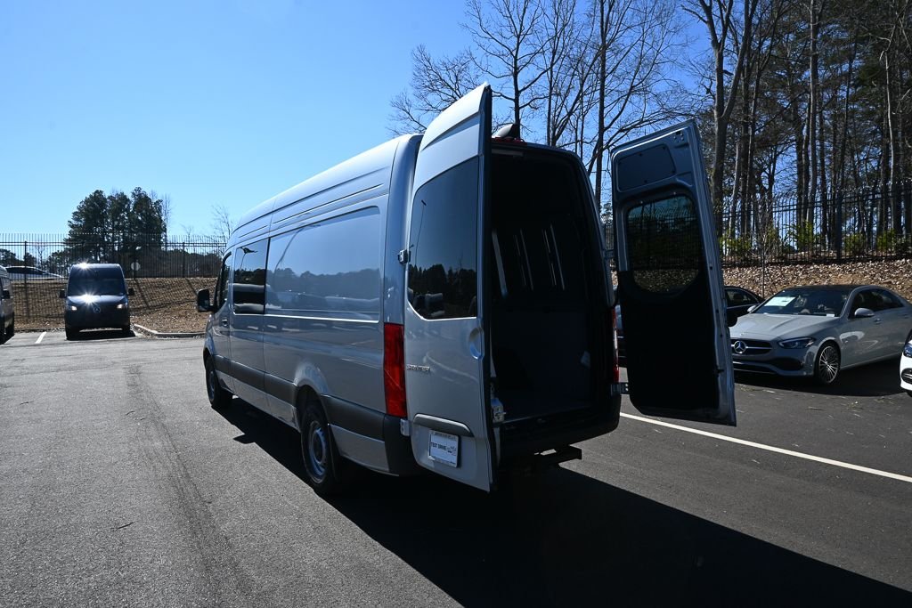 Used 2026 High-tech silver metallic Mercedes-Benz Crew 170 WB image 30