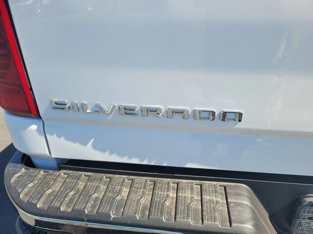 New 2026 Summit White Chevrolet WT image 6