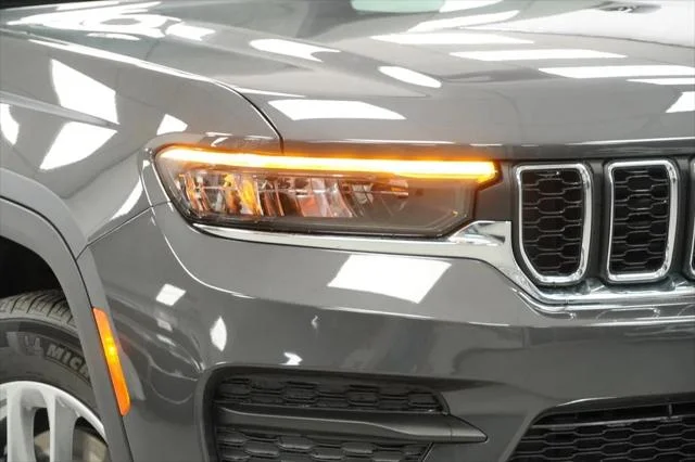 New 2026 Baltic Gray Metallic Clear-Coat Exterior Paint Jeep Laredo X image 5
