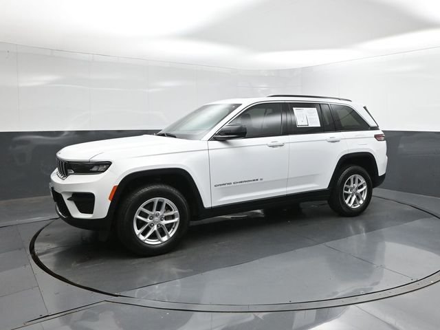 Used 2025 White/off-white Jeep Laredo image 30