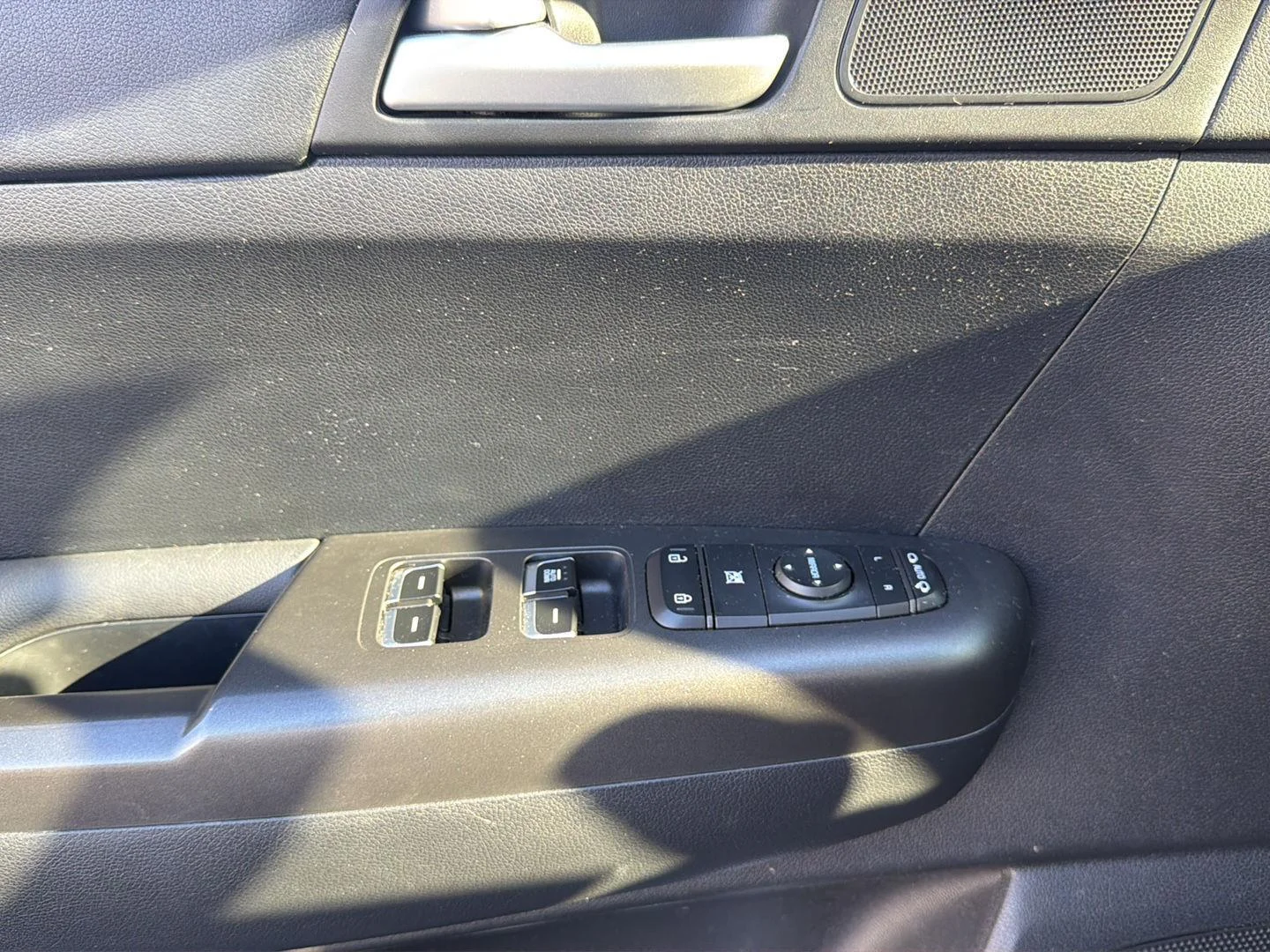 Used 2021 Sparkling Silver Kia LX image 18