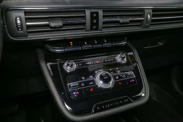 Used 2022 White Lincoln Standard image 25