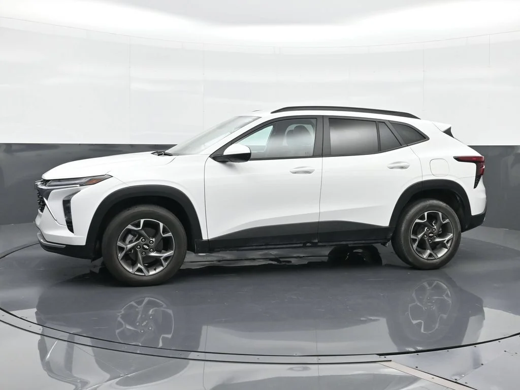 Used 2025 White Chevrolet LT image 3