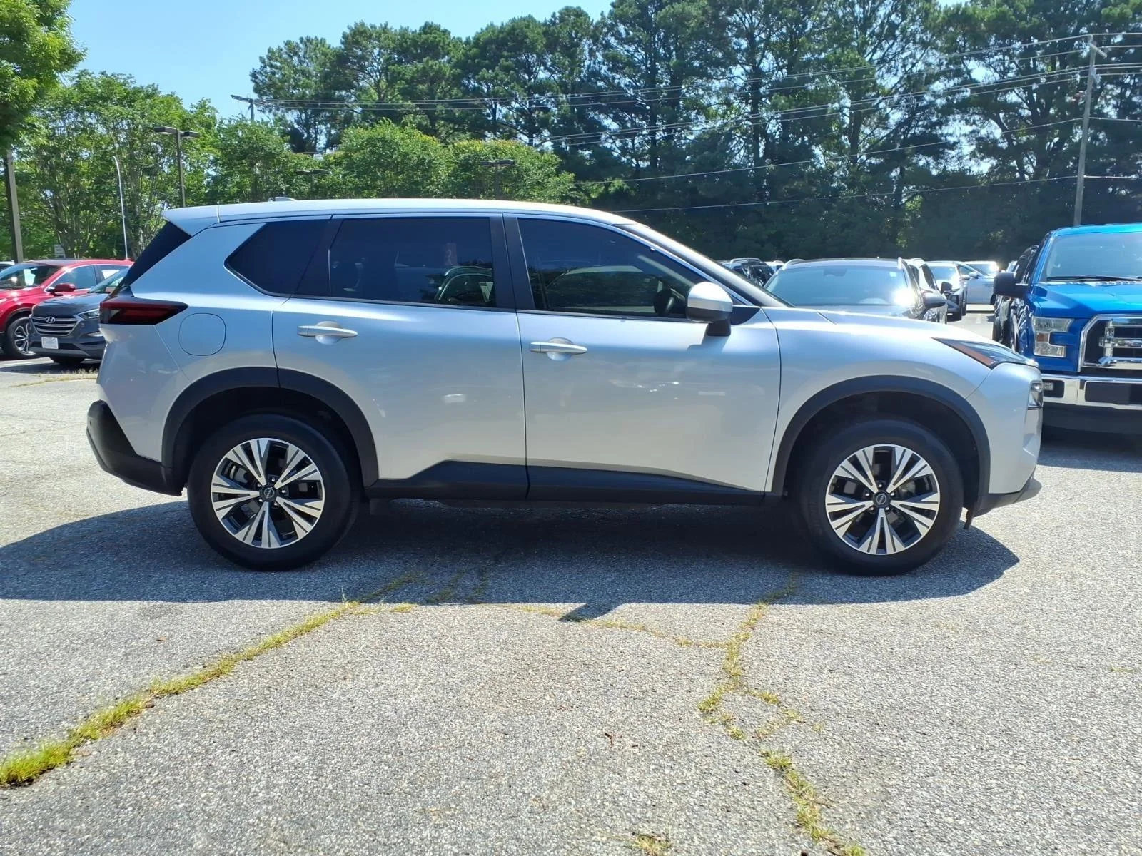 Used 2023  NISSAN SV image 5