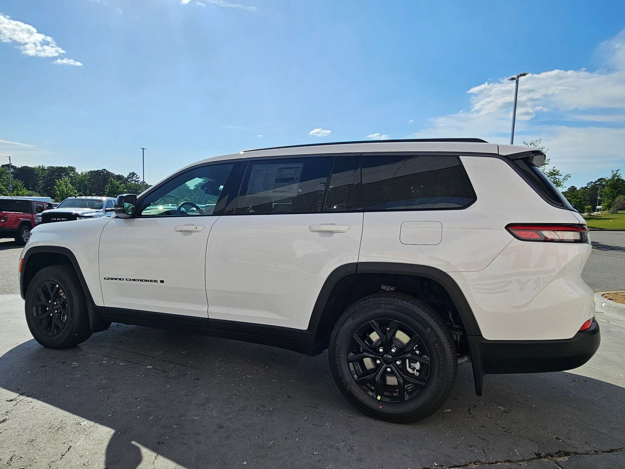 New 2026 Bright White Clear-Coat Exterior Paint Jeep Laredo Altitude image 5