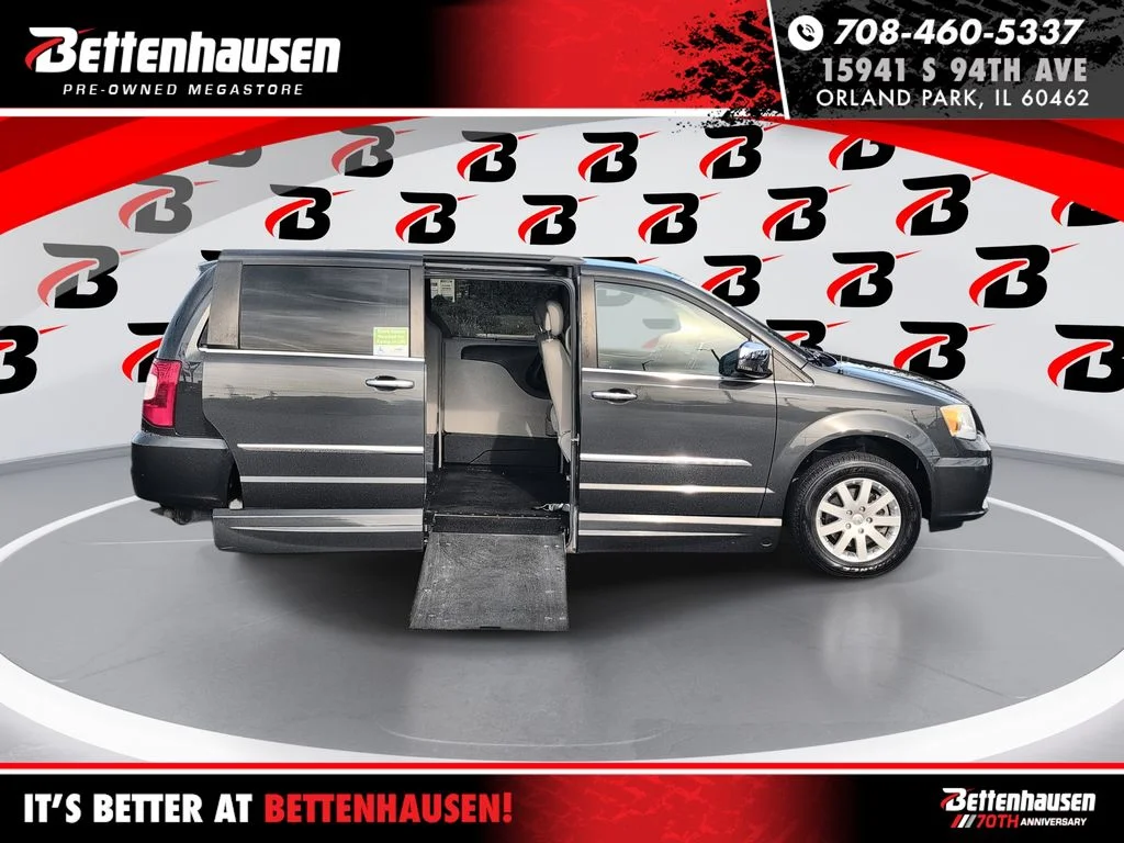 2012 Chrysler Town & Country Touring-L's photo