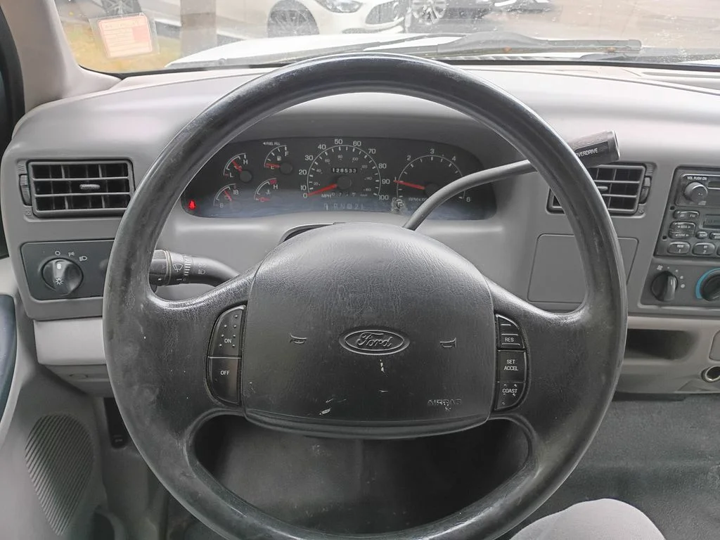 Used 2001 Oxford White Clearcoat Ford XL image 16