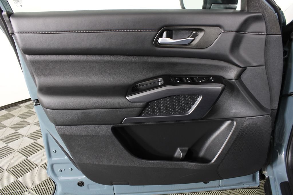 Used 2026 Green Nissan SL image 12