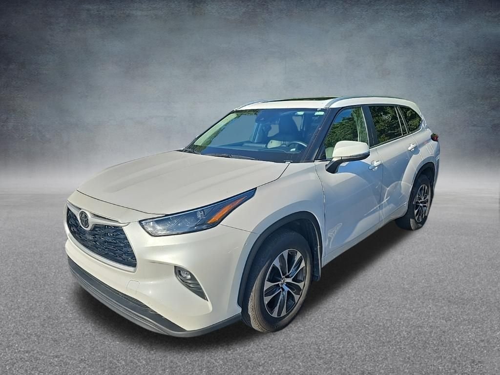 Used 2025 Pearl Toyota XLE image 4