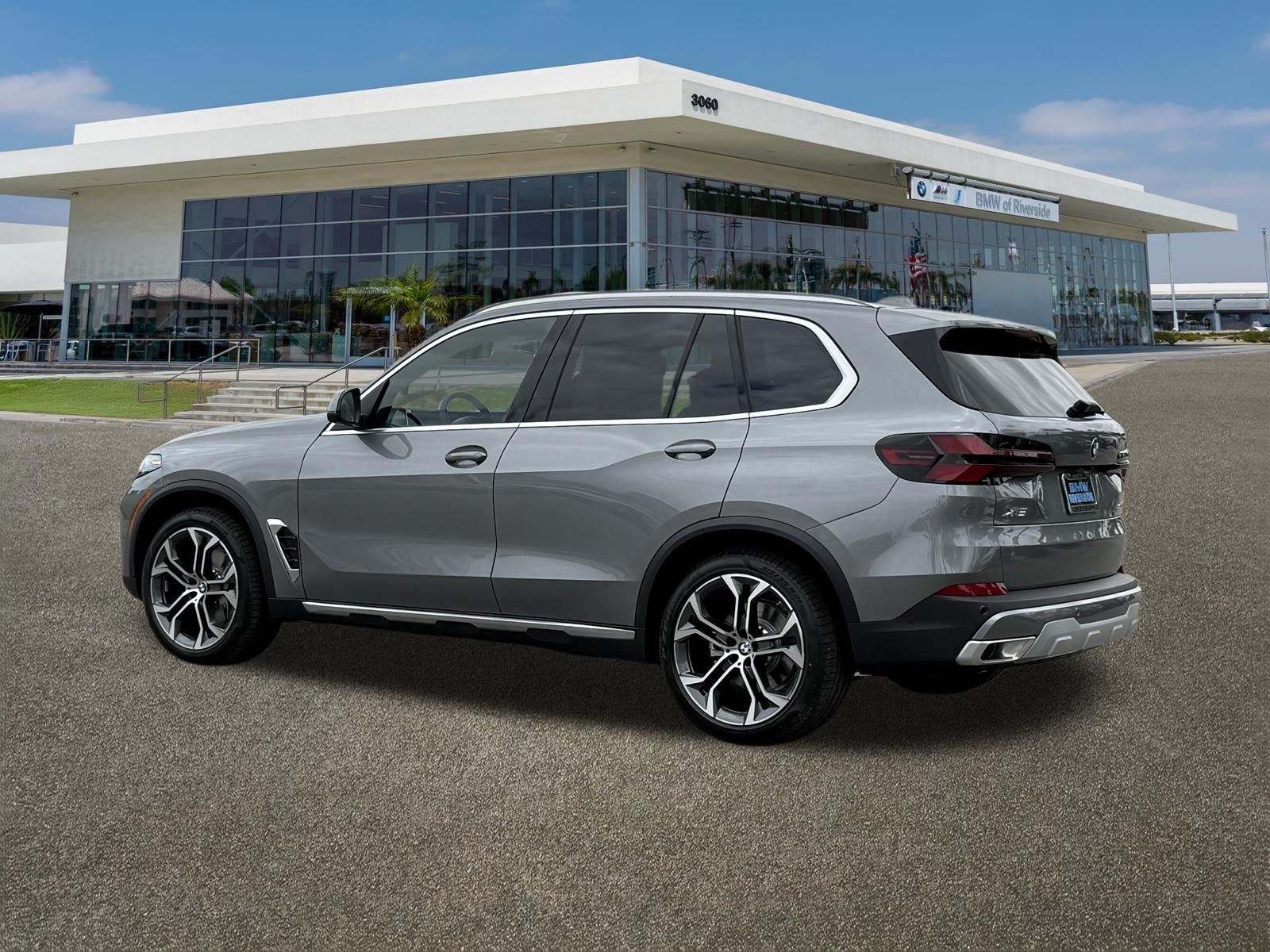 New 2026 Skyscraper Grey Metallic BMW sDrive40i image 8