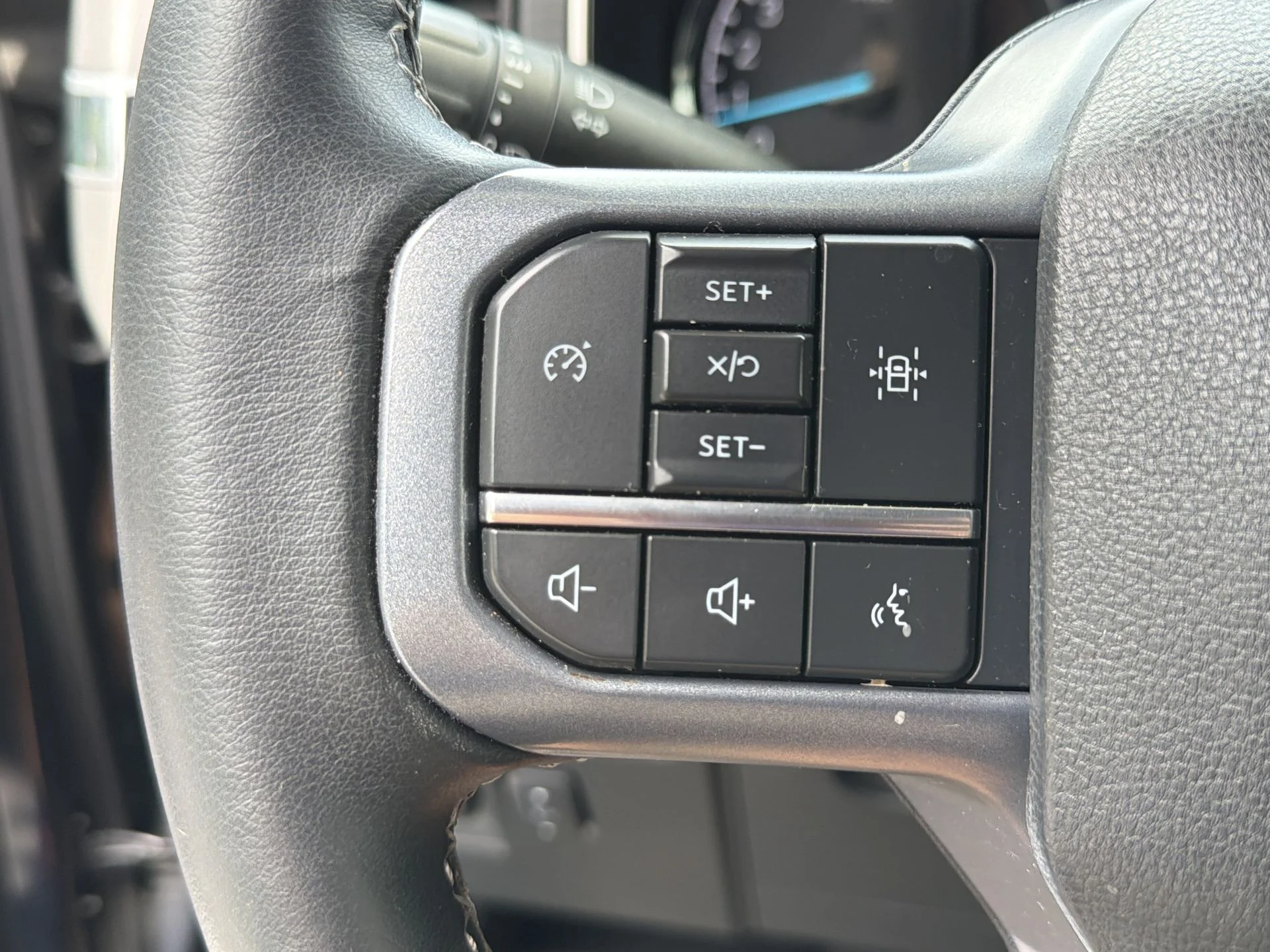 Used 2023 Avalanche Ford XLT image 10