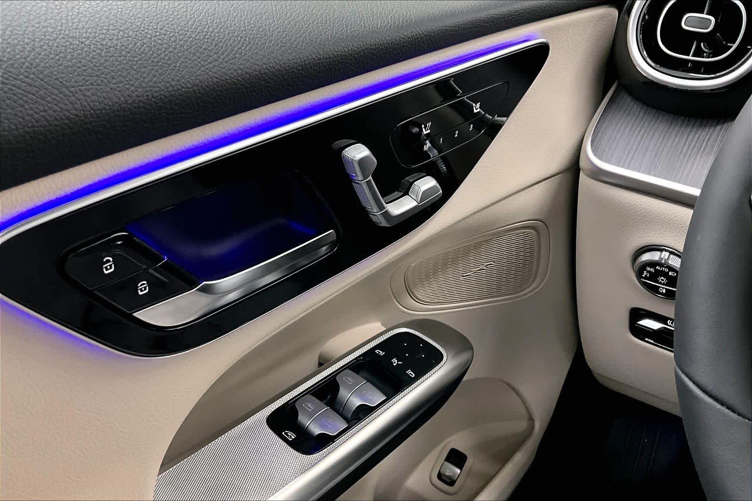 New 2026 Polar White Mercedes-Benz GLC 300 image 18