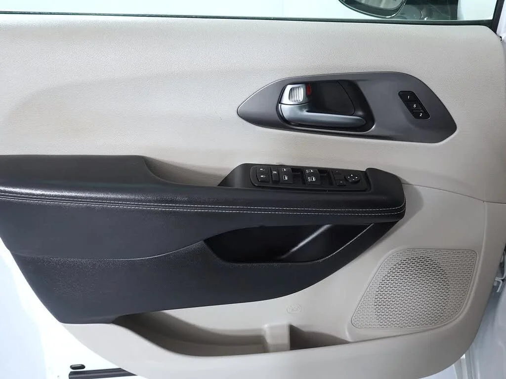 Used 2024 White Chrysler Touring L image 19