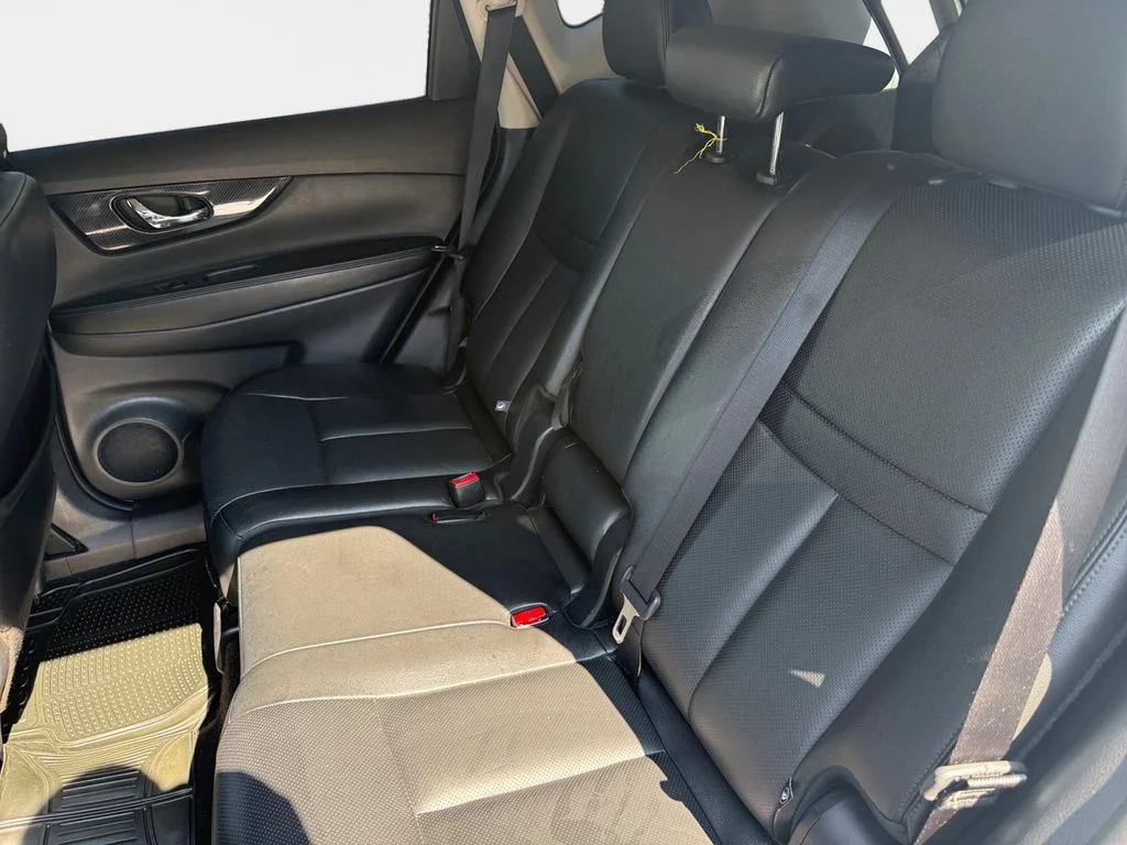 Used 2018 White Nissan SL image 9