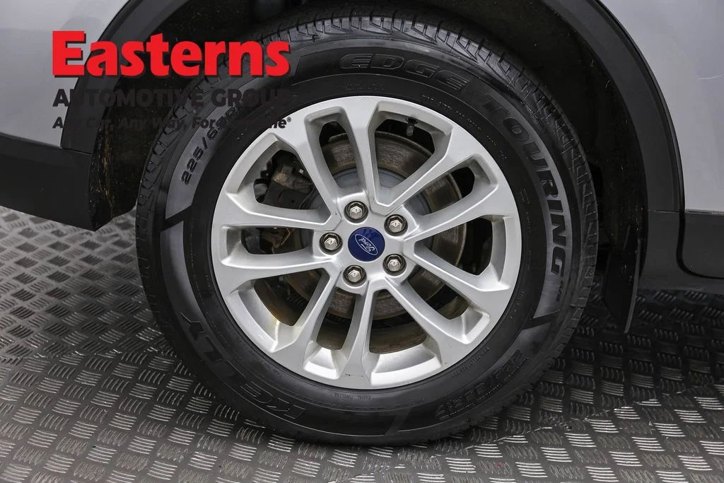 Used 2022 Silver Ford SE image 30