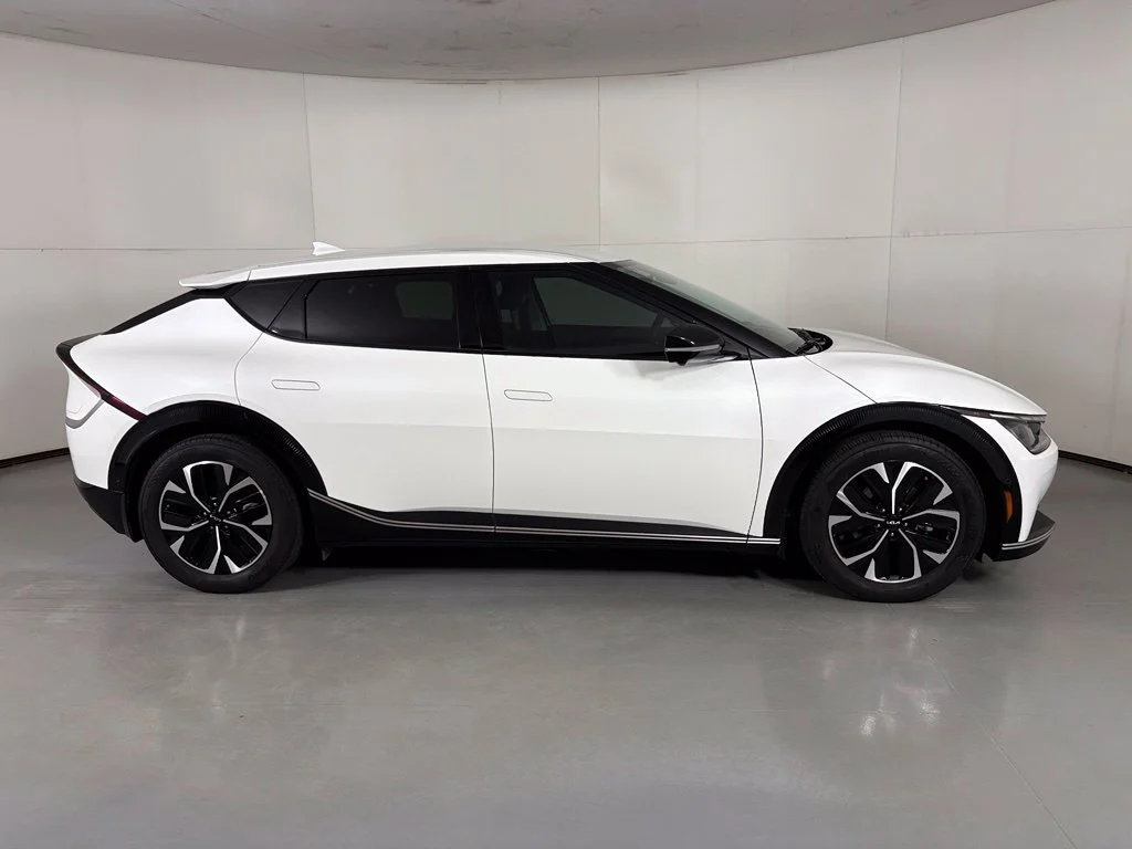 Used 2022 White Kia Wind image 9
