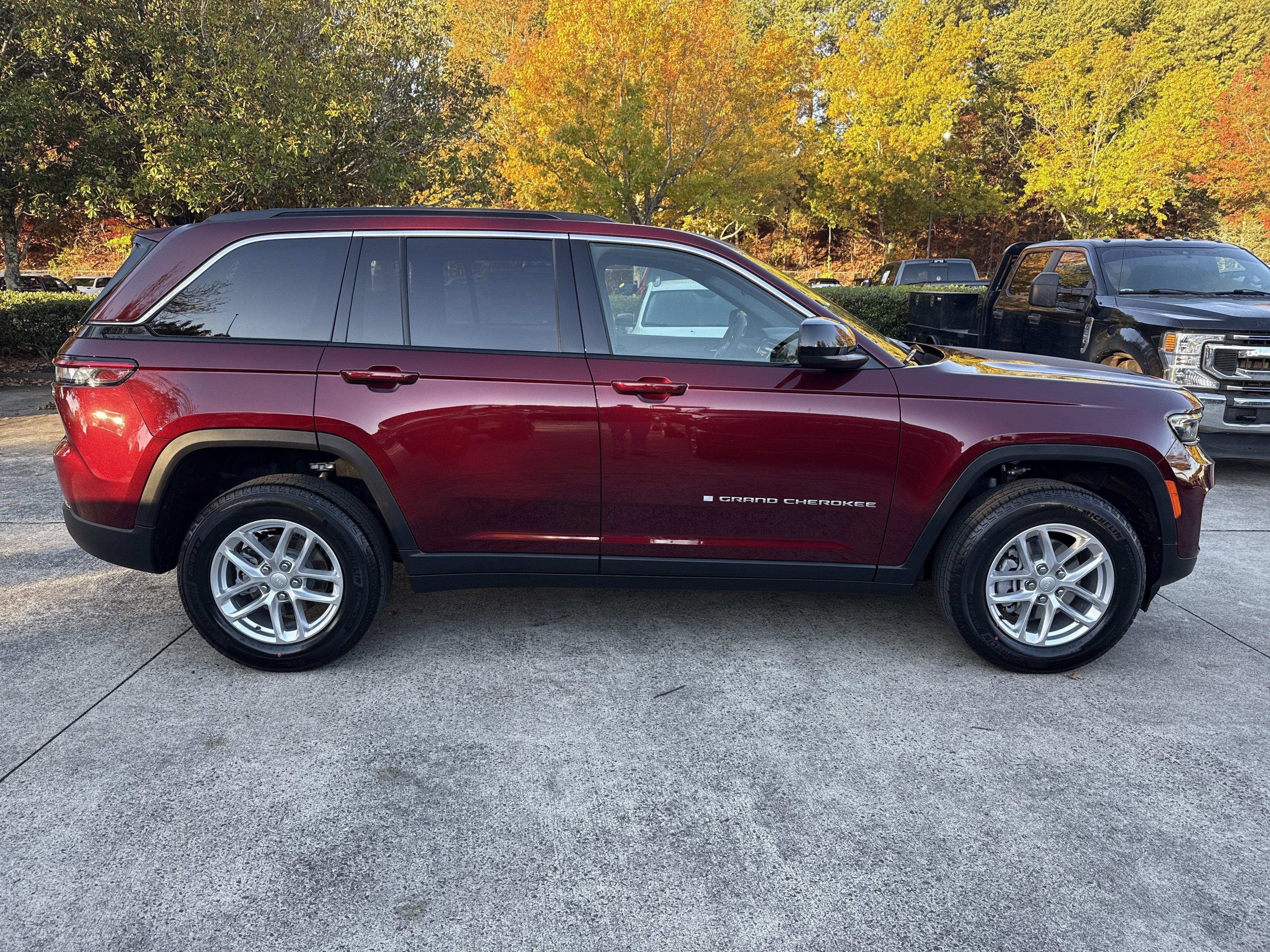 New 2025 Velvet Red Pearlcoat Jeep Laredo image 8