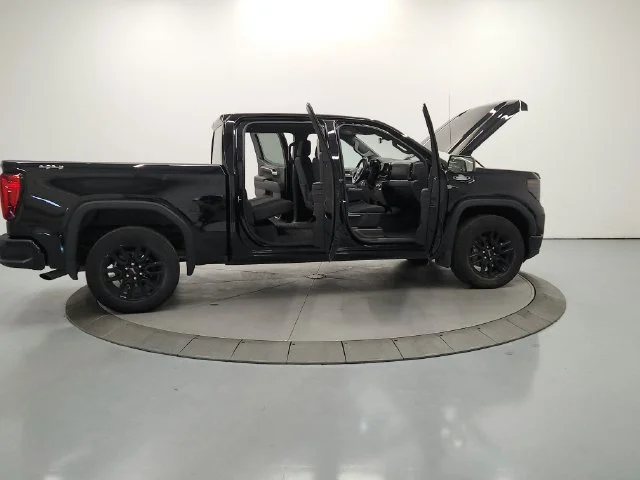 Used 2024 Onyx Black GMC Elevation image 17
