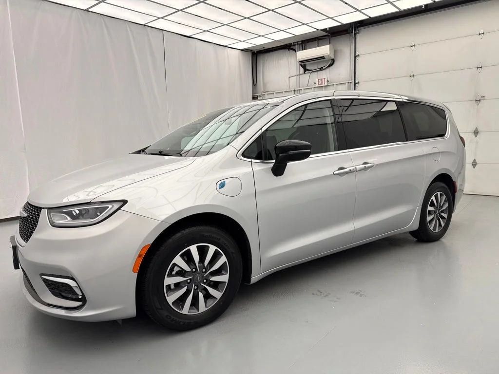 Used 2024 Silver Chrysler Select image 3