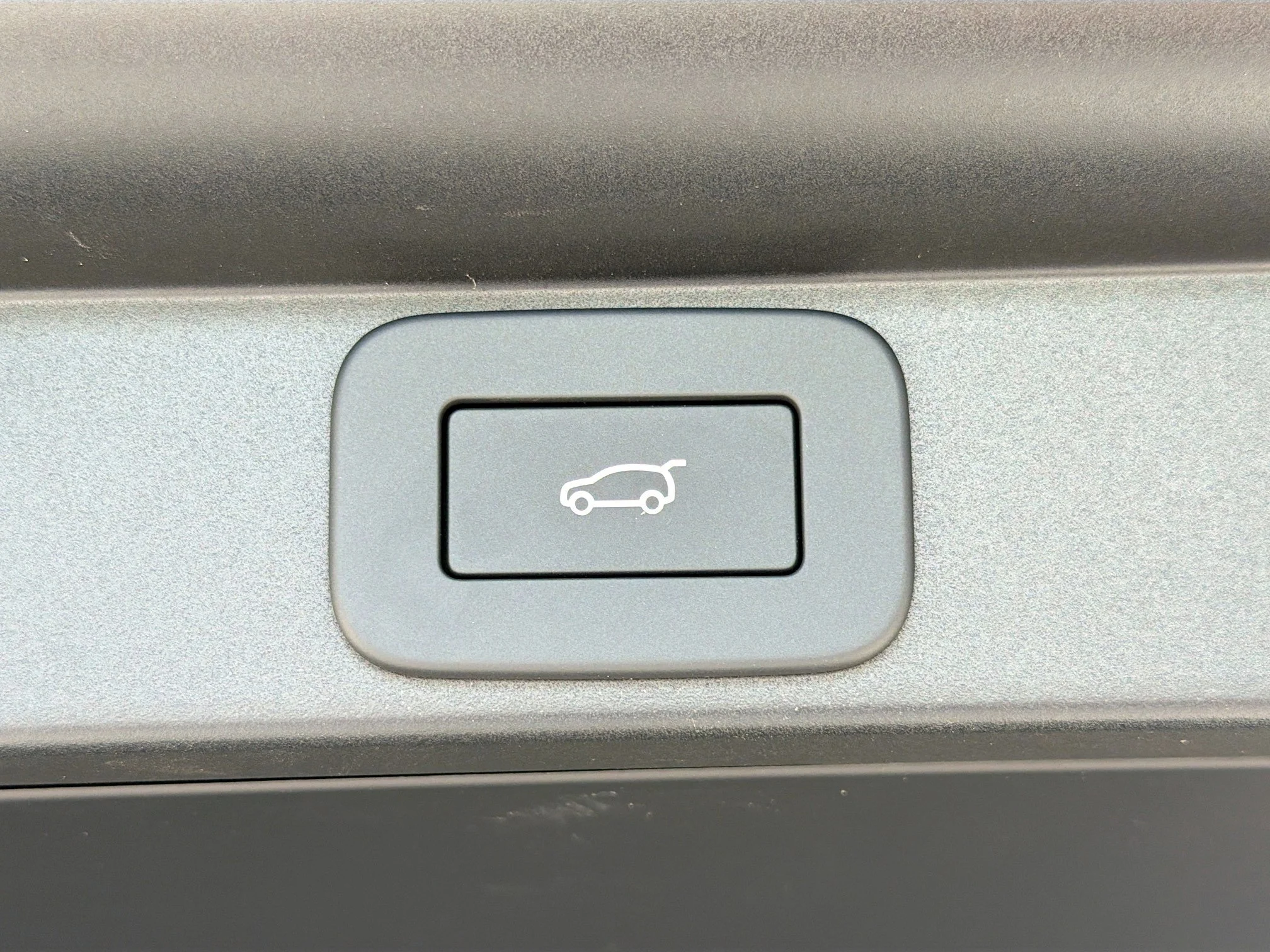 New 2026 Ostuni Pearl White Premium Metallic Land Rover SE image 12