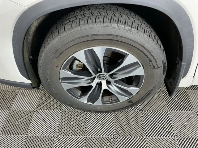 Used 2020 White Toyota XLE image 9