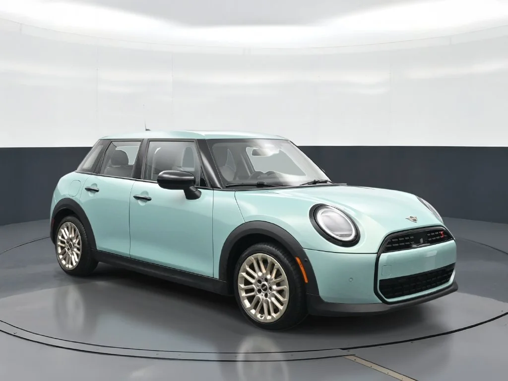 Certified Used 2025 Green MINI Signature Plus image 13
