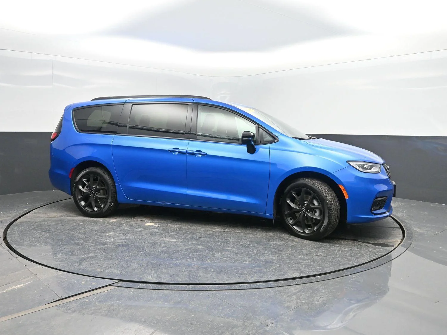 New 2026 Hydro Blue Pearl-Coat Exterior Paint Chrysler Select image 3