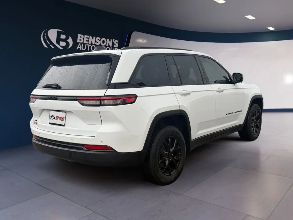 Used 2025 White Jeep Altitude image 5
