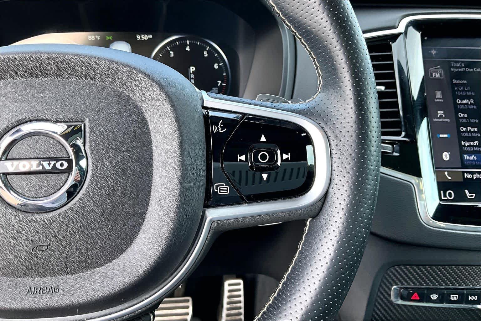 Used 2019 Onyx Black Metallic Volvo R-Design image 25