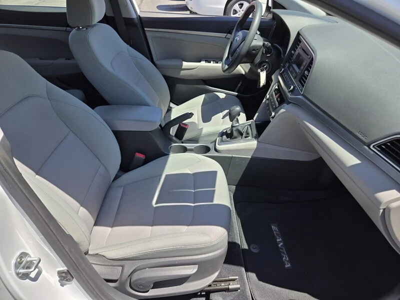 Used 2017 Quartz White Pearl Hyundai SE image 12