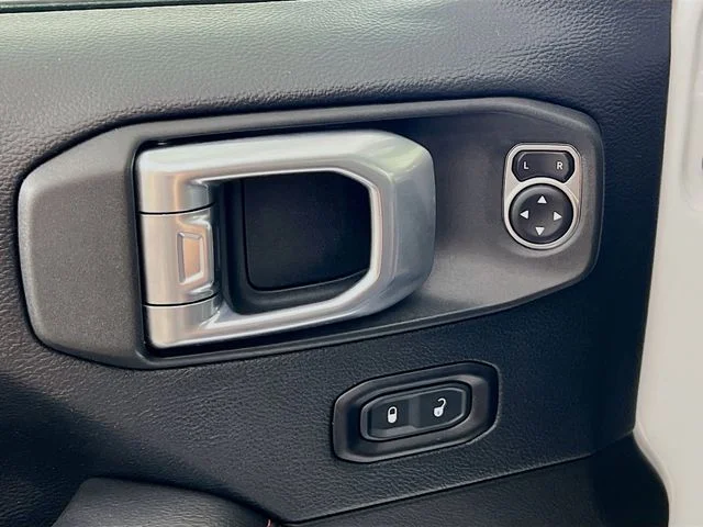 Used 2018 White Jeep Unlimited Rubicon image 9