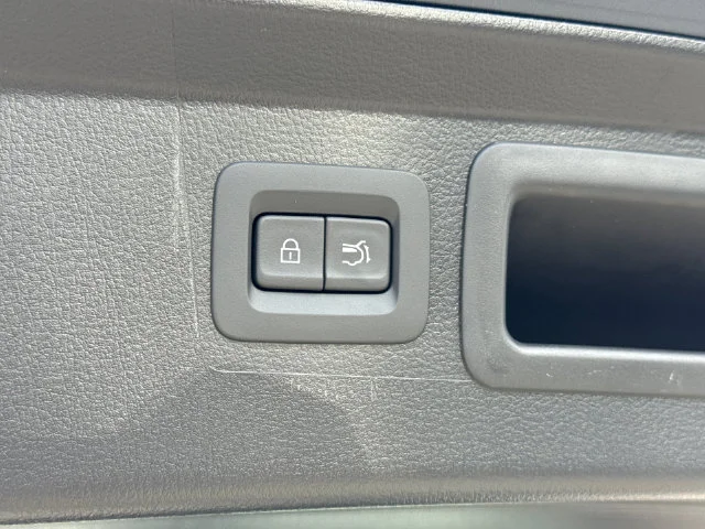 Used 2020 Black Land Rover S image 14