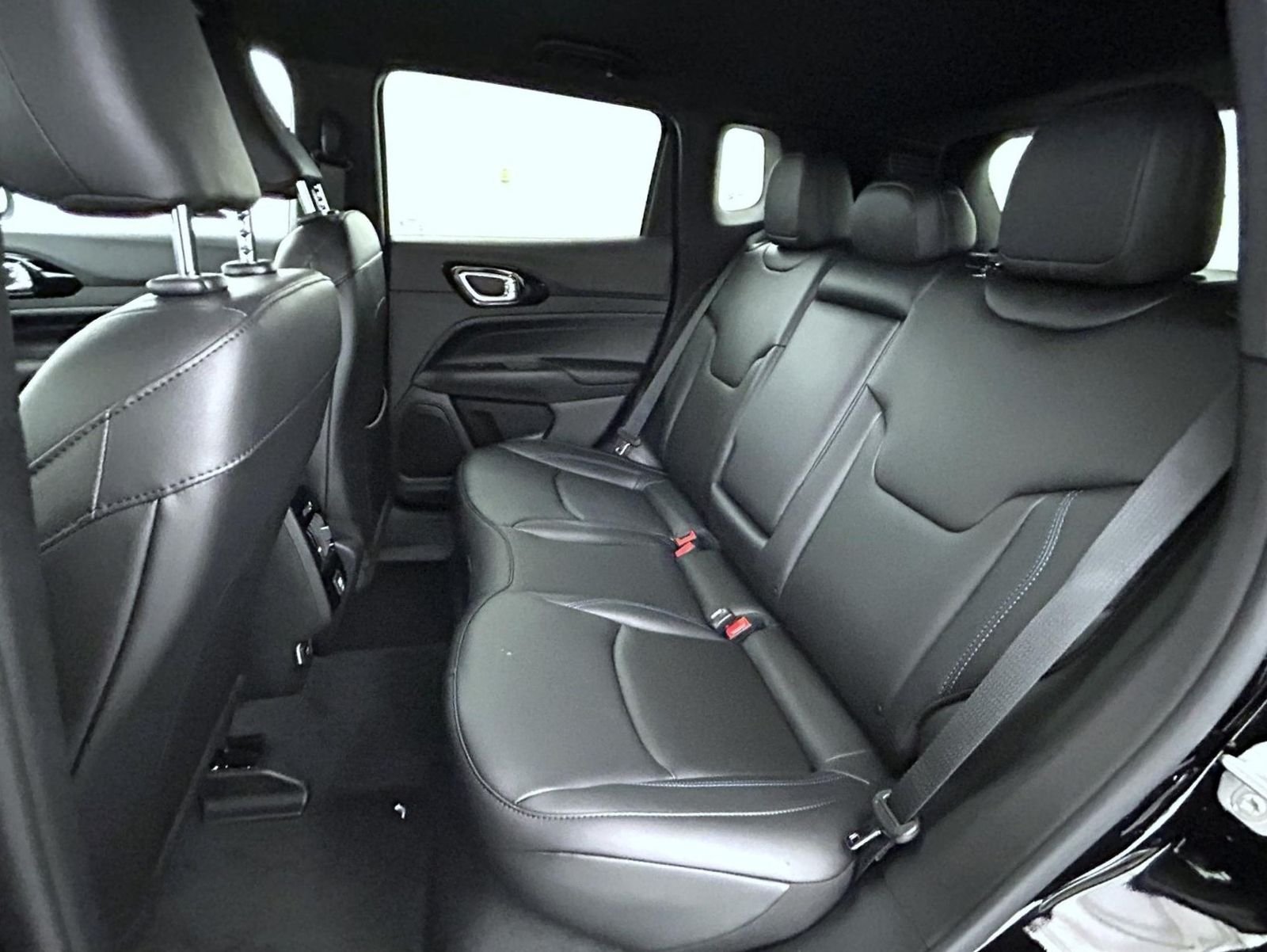 New 2026 Diamond Black Crystal Pearl-Coat Exterior Paint Jeep Limited image 19
