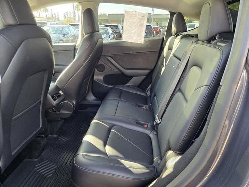Used 2022  Tesla Performance image 10