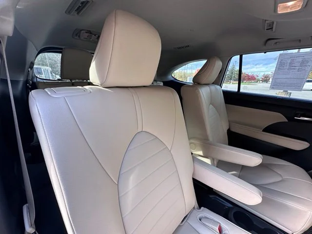 Used 2024 Off-white Toyota XLE image 9